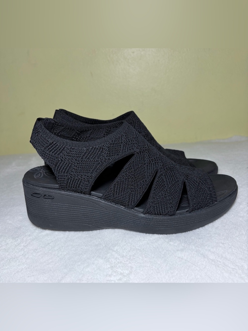 Skechers Women’s Black Knit Platform Sandals Sz 8